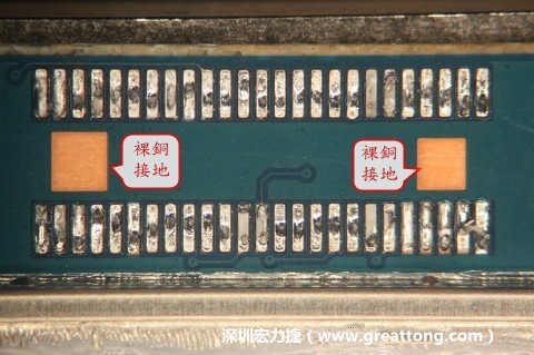 把板對板連接器全部移除，發(fā)現(xiàn)其下方板子共有兩個裸銅的方形設(shè)計。