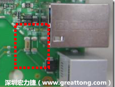 有人認(rèn)為電容旁邊已經(jīng)有螺絲將電路板固定于機(jī)殼上了，不應(yīng)該發(fā)生電路板彎曲的現(xiàn)象才對(duì)。