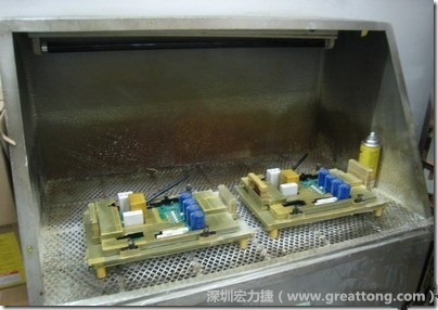 使用噴涂(Spraying)方式作業(yè)conformal coating時，需設(shè)備抽真空的設(shè)備，否則噴涂的物質(zhì)會飄散到空氣當(dāng)中，影響人體的健康。