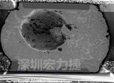 錫球氣泡大到足以影響到焊接的品質(zhì)，下圖是錫球切片后的剖面，可以很明顯看到氣泡已經(jīng)有錫球的 1/3 大了
