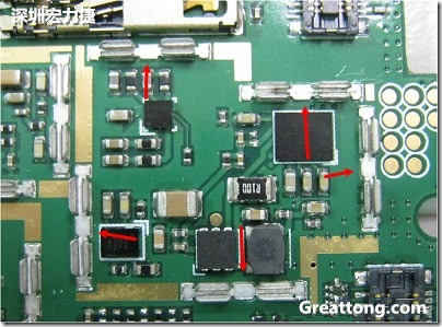 圖中顯示一塊電路板使用這種屏蔽夾(shielding clip)的實(shí)例?；旧衔覀冊趶澖堑牡胤蕉荚O(shè)計(jì)擺放了一個屏蔽夾，這樣可以讓作業(yè)員比較方便安裝屏蔽罩(shielding can)時的對位準(zhǔn)確。然后在其他沒有屏蔽夾的地方也設(shè)計(jì)了一些接地的布線，一來可以稍微提升屏蔽罩的電磁隔絕能力，另一方面也可以為屏蔽夾無效時，馬上可以更改為屏蔽框，而無需要重新設(shè)計(jì)電路板。