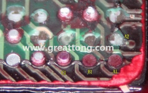 下圖是紅墨水測(cè)試后將PCB板子拿回來(lái)側(cè)一個(gè)角度拍攝的照片，就可以很清楚的看到錫球黏在PCB端，或不在PCB端。