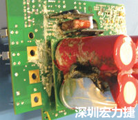元件選擇不當(dāng)導(dǎo)致大量電流或電壓流經(jīng)電路，將會(huì)發(fā)生像這個(gè)燒融電容器的損壞情形。
