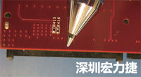 連接器邊緣稍突出于電路板的邊緣。