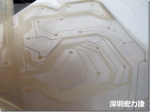 下面第二個(gè)圖則是另一片也有著按鍵線路的PTF，當(dāng)上、下兩面PTF的按鍵結(jié)點(diǎn)互相接觸后就可以計(jì)算出是哪個(gè)按鍵被按下了。可是當(dāng)按鍵沒有按下時(shí)，上下兩片PTF的線路則是分開的，所以上圖那片PTF的線路上面其實(shí)還另外覆蓋了另一層透明的PET作為絕緣層，只露出了需要在鍵盤按下時(shí)才會(huì)碰觸的接觸點(diǎn)，因?yàn)檫@些材質(zhì)使用的都是Polymer，所以才撐這樣的技術(shù)為Polydome(聚合簧片)。