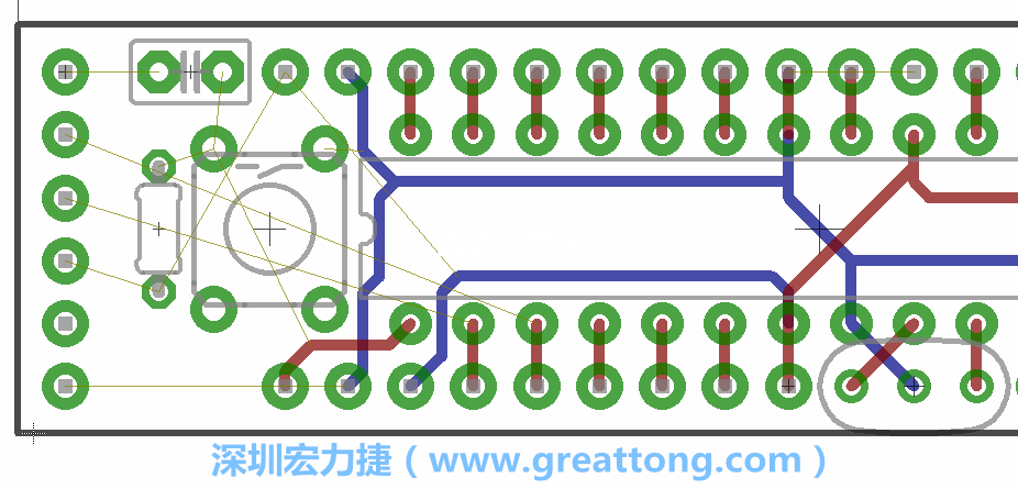到目前為止，你應(yīng)該只剩下四個(gè)部分還未進(jìn)行布線，10K重置上拉電阻器、重置電容和1×6的序列排針。