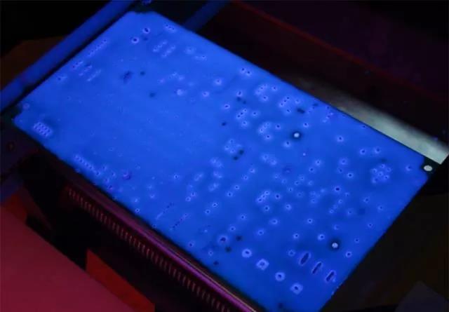 經(jīng)過涂覆工藝后的PCB，在紫光燈下的拍攝效果，原來coating也可以這么美！