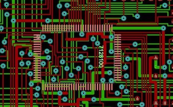圖1：兩種PCB模型的部分電路。頂圖：傳統(tǒng)設(shè)計版本。