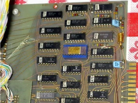 1972年開發(fā)的一塊基于Intel 8008的計算機(jī)中的印刷電路板。(資源來源：DigiBarn計算機(jī)博物館)
